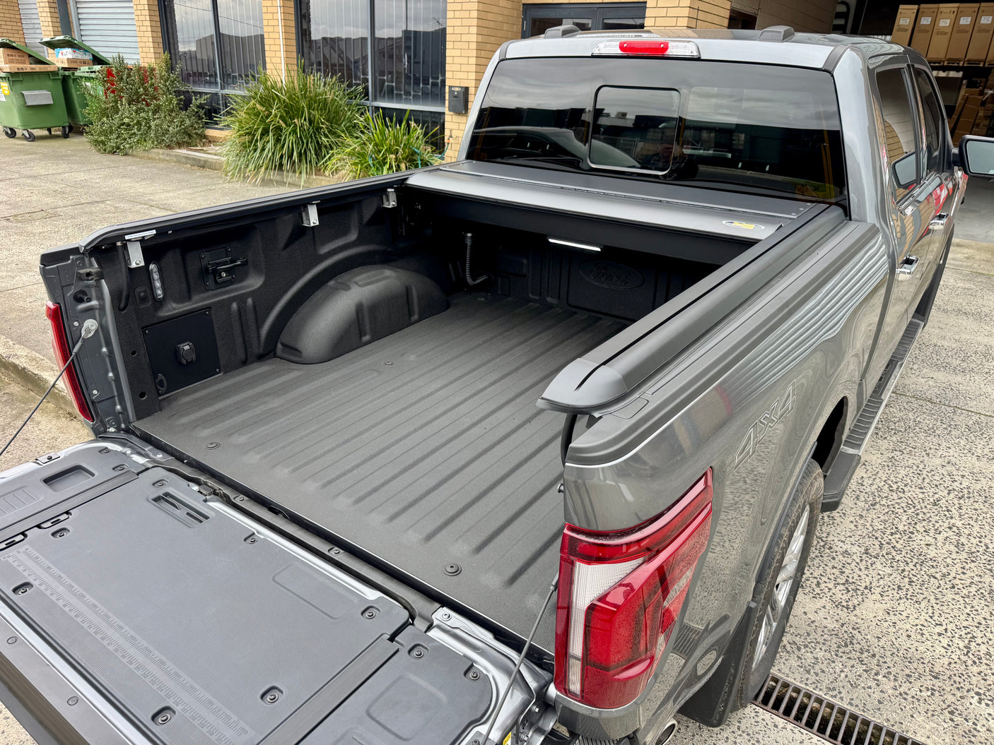 UniUte electric roller shutter for Ford F-150 2015–2026 — fitted on the 5'5" bed