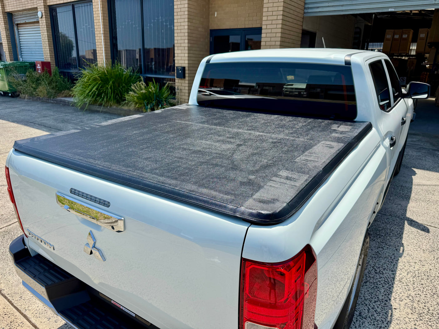 Soft tri-fold tonneau for Nissan Navara D27 2026+ — installed | UniUte