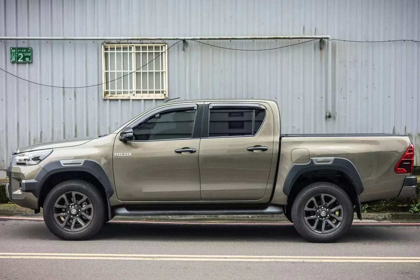 REVOLVER Hard Rolling Tonneau for Toyota Hilux SR5 2015-2025 - UniUte