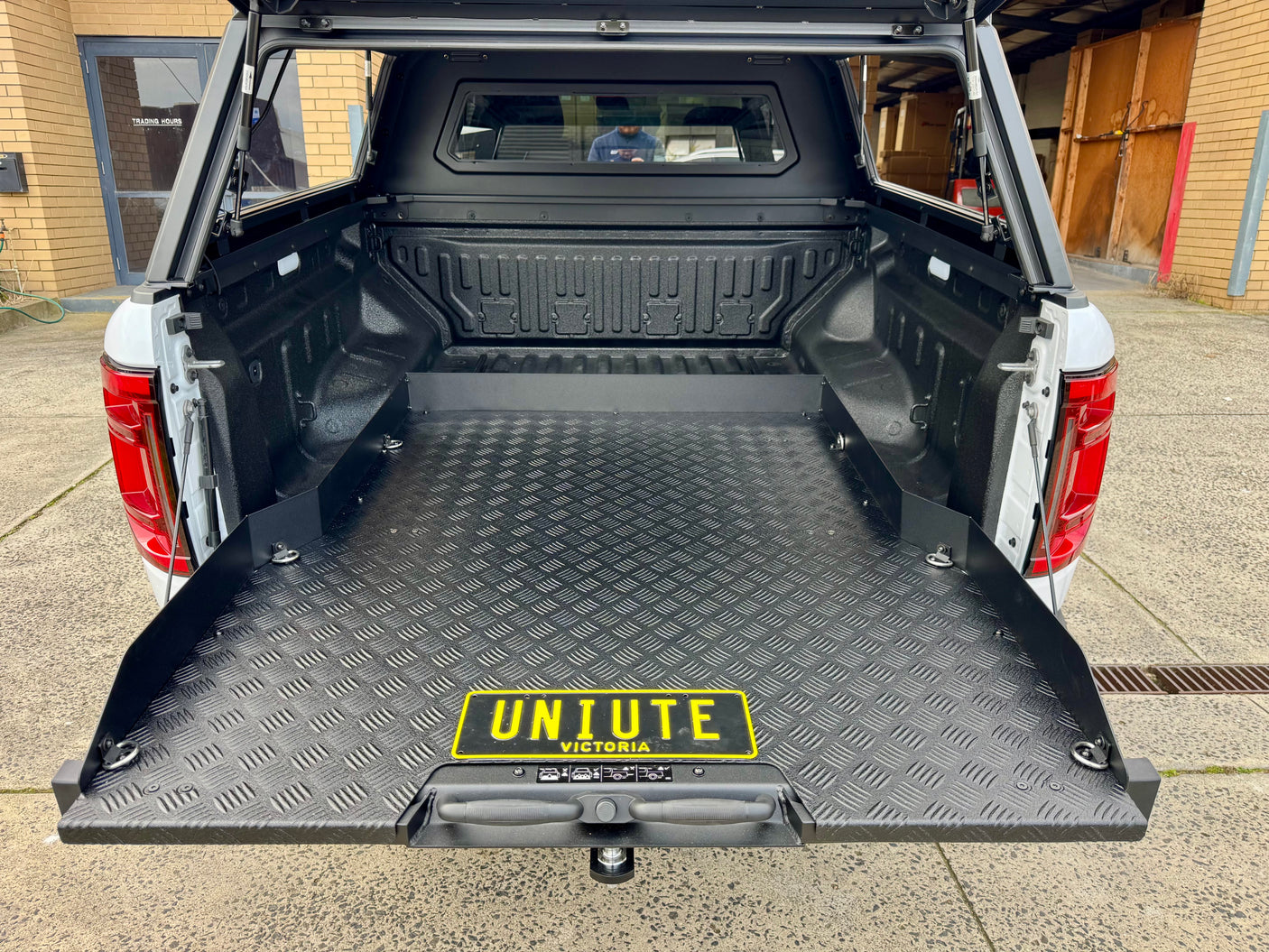 BYD Shark 6 2025+ sliding tray — close-up of the heavy-duty handle and locking mechanism