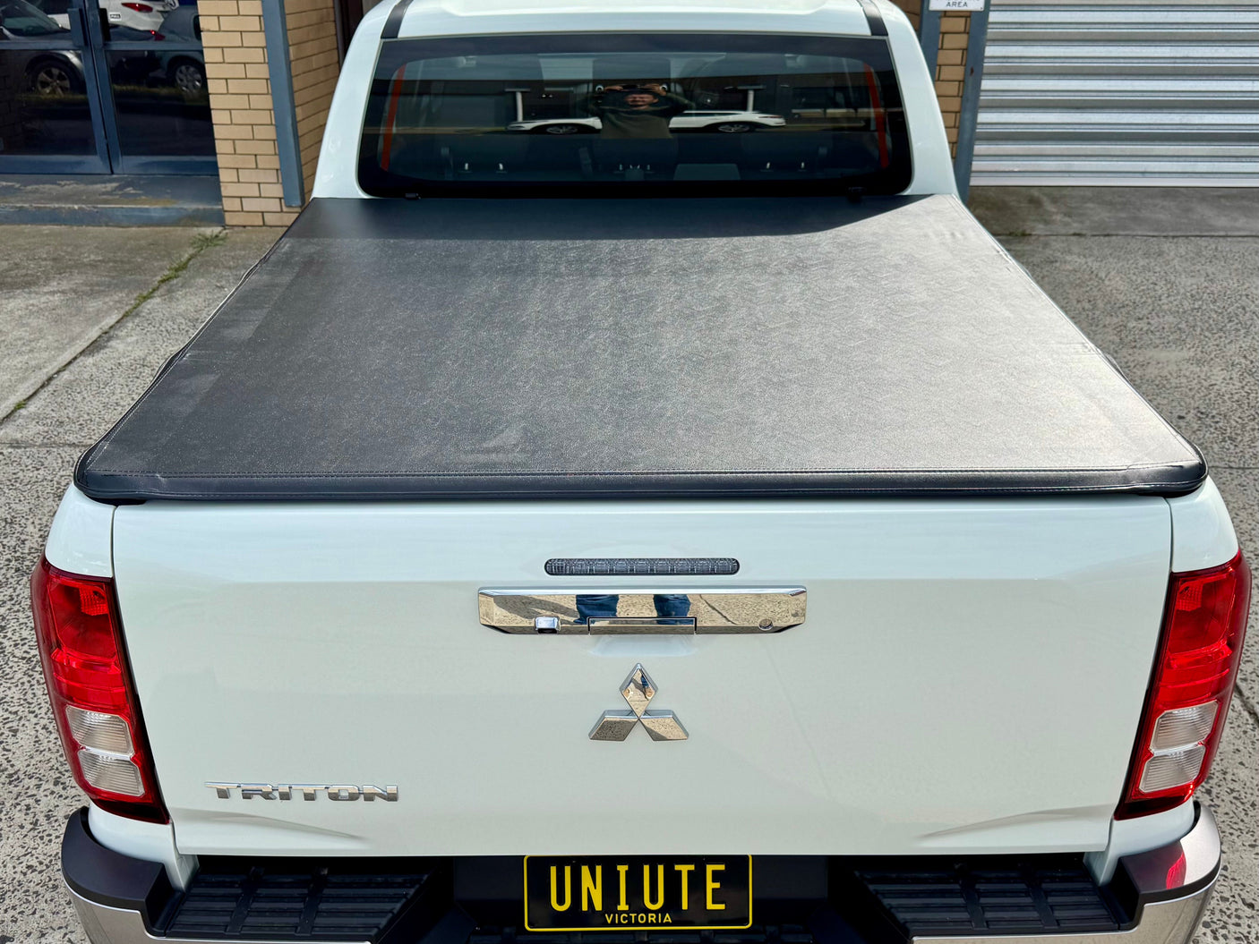 Soft tri-fold tonneau cover for Mitsubishi Triton MV 2024+ — installed | UniUte