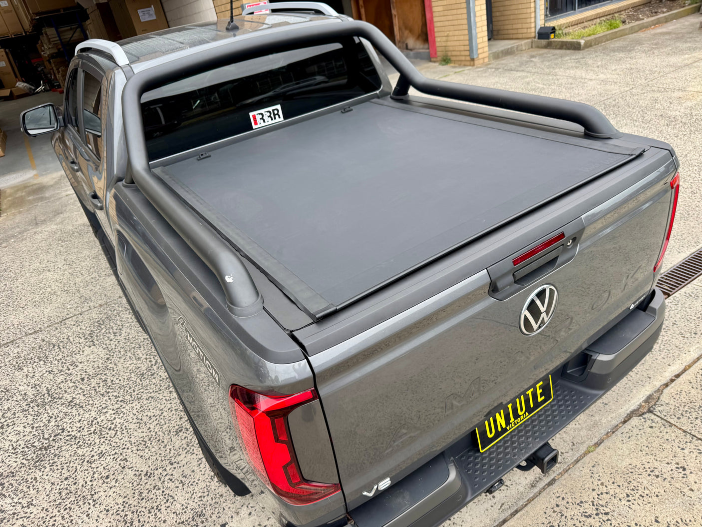 Amarok 2023-2026 REVOLVER cover — lockable aluminium slat system close-up