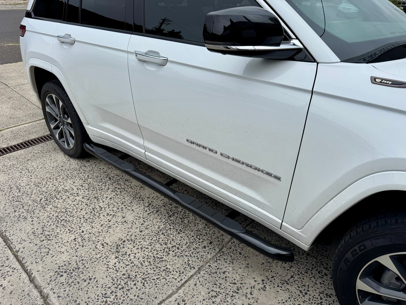 Jeep Grand Cherokee WL L side steps — interior step view showing tread pattern