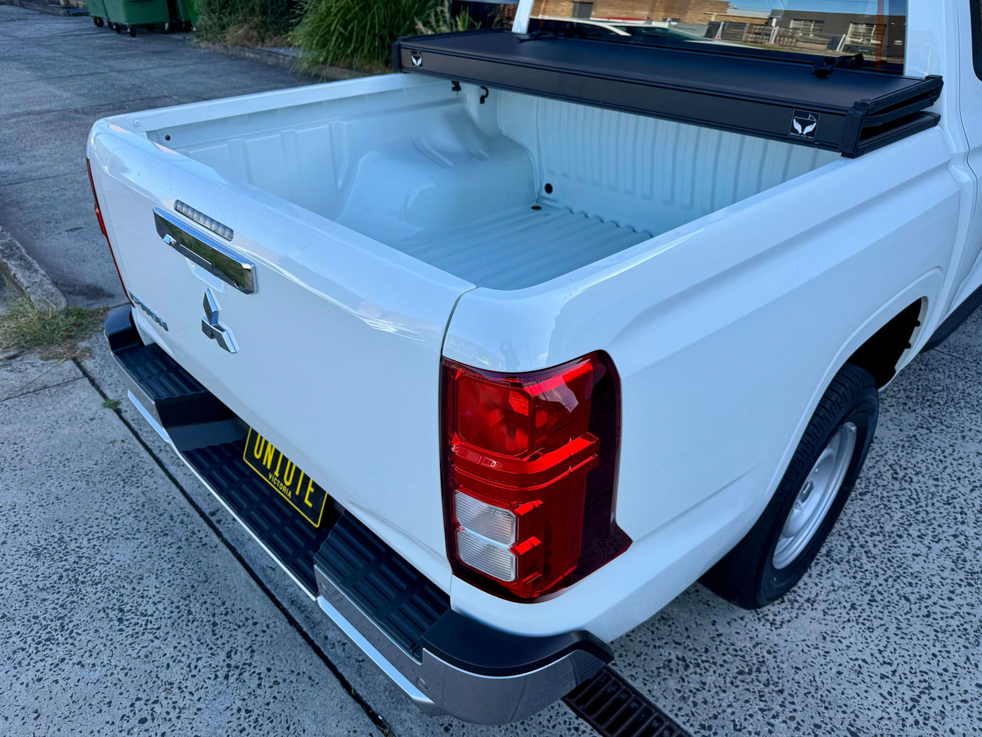 Open truck bed with tonneau cover Mitsubishi Triton MV 2024+ tri-fold hard lid for cargo protection