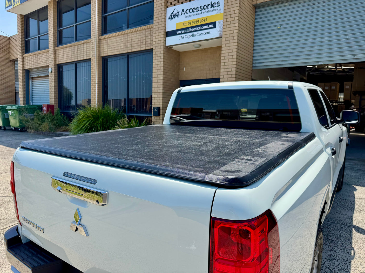 Navara D27 2026+ soft tri-fold tonneau — three-quarter view showing profile