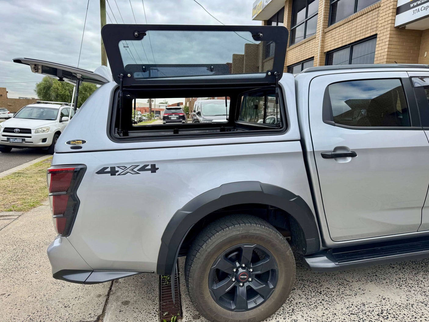 Canopy DMax 2020-2025 Isuzu - FORCE PRO on a 4x4 dual cab truck in an urban setting.