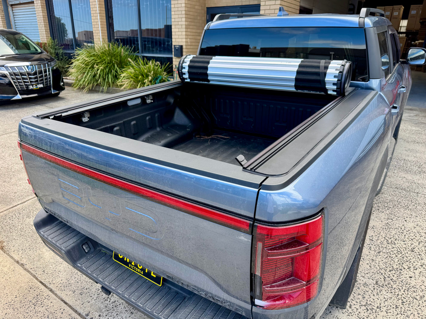 BYD Shark 6 2025+ REVOLVER cover — rear three-quarter view with the cover closed