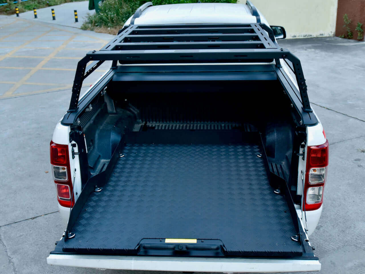Cargo tray for Jeep Gladiator 2020-2025 featuring the UniUte sliding tray drawer, enhancing vehicle storage efficiency.
