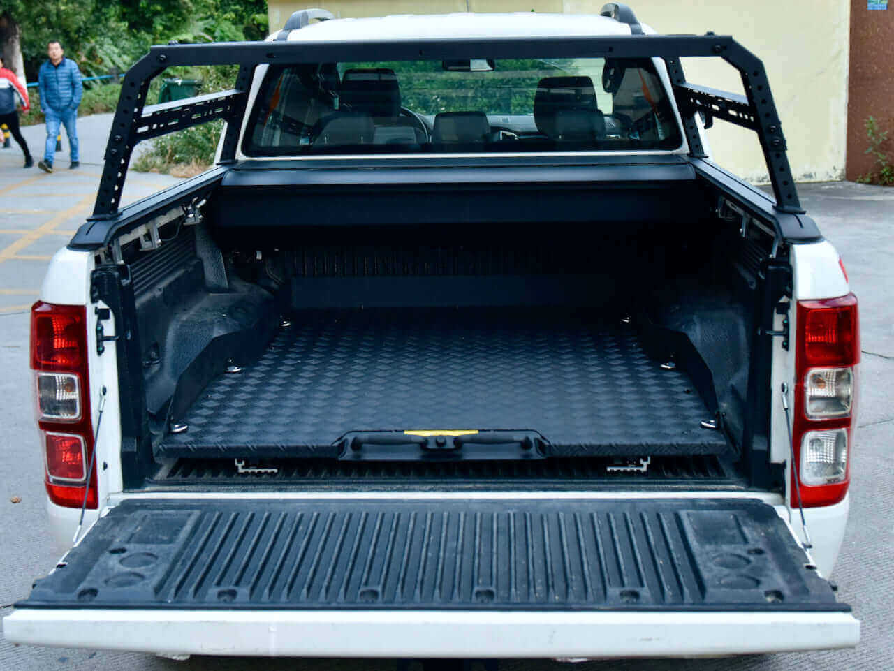 Open truck bed with cargo tray for Jeep Gladiator 2020-2025, featuring the UniUte sliding tray drawer for optimized vehicle storage.