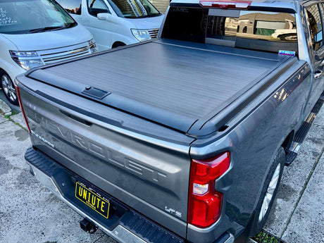 Silverado 1500 roller shutter on Chevrolet pickup, showcasing UniUte Gen2 Manual Roller Shutter design and durability for 2014-2025 models.
