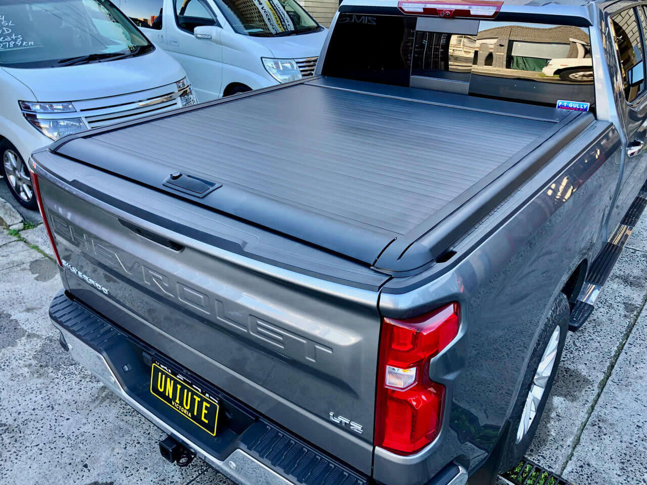 Silverado 1500 roller shutter on Chevrolet pickup, showcasing UniUte Gen2 Manual Roller Shutter design and durability for 2014-2025 models.
