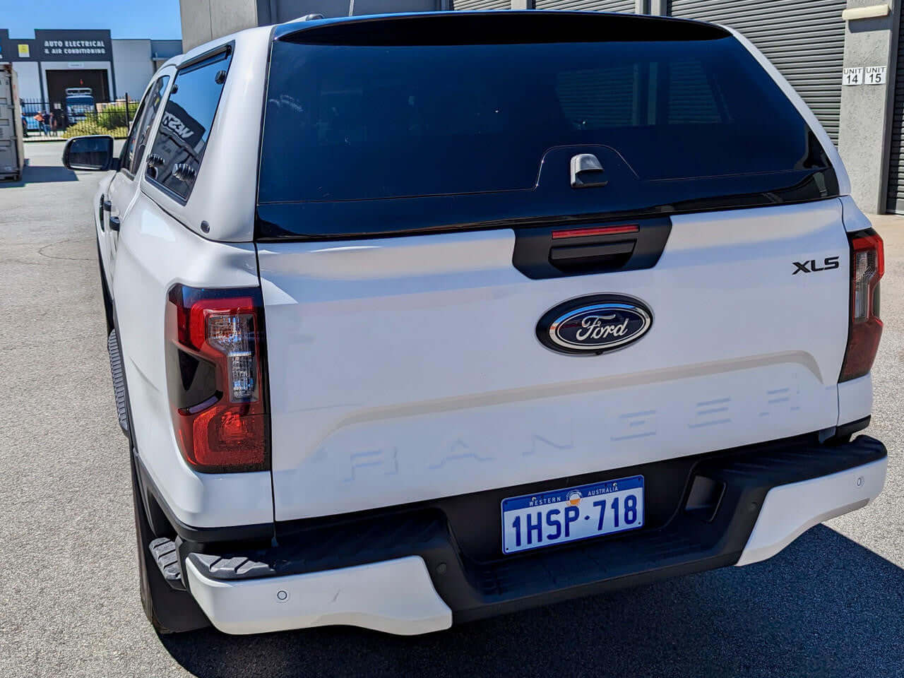 Ford Ranger Canopy NextGen RA 2022-2025 with UniUte FORCE PRO, showcasing versatility and style in the image of a parked vehicle.