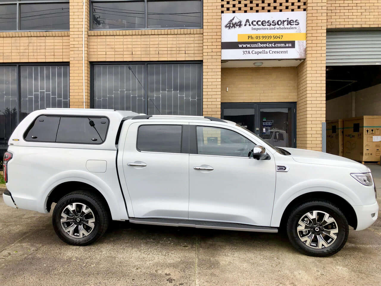 Side view of a white GWM Cannon canopy 2020-2025, enhancing style and protection.