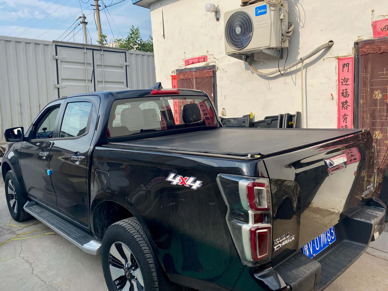 Isuzu D-Max REVOLVER cover — lockable aluminium slat system close-up