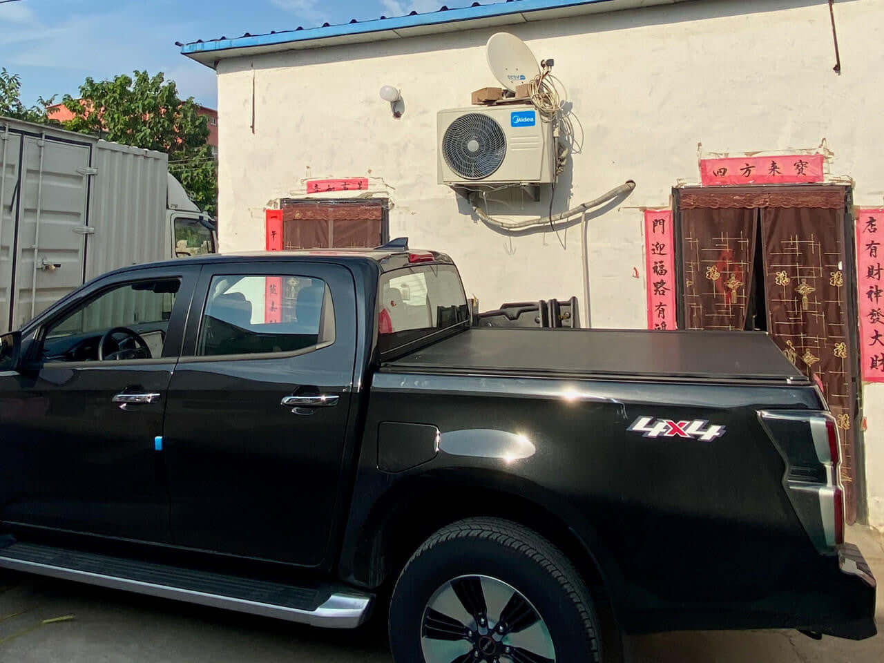 REVOLVER tonneau on Isuzu D-Max — partially rolled open showing access