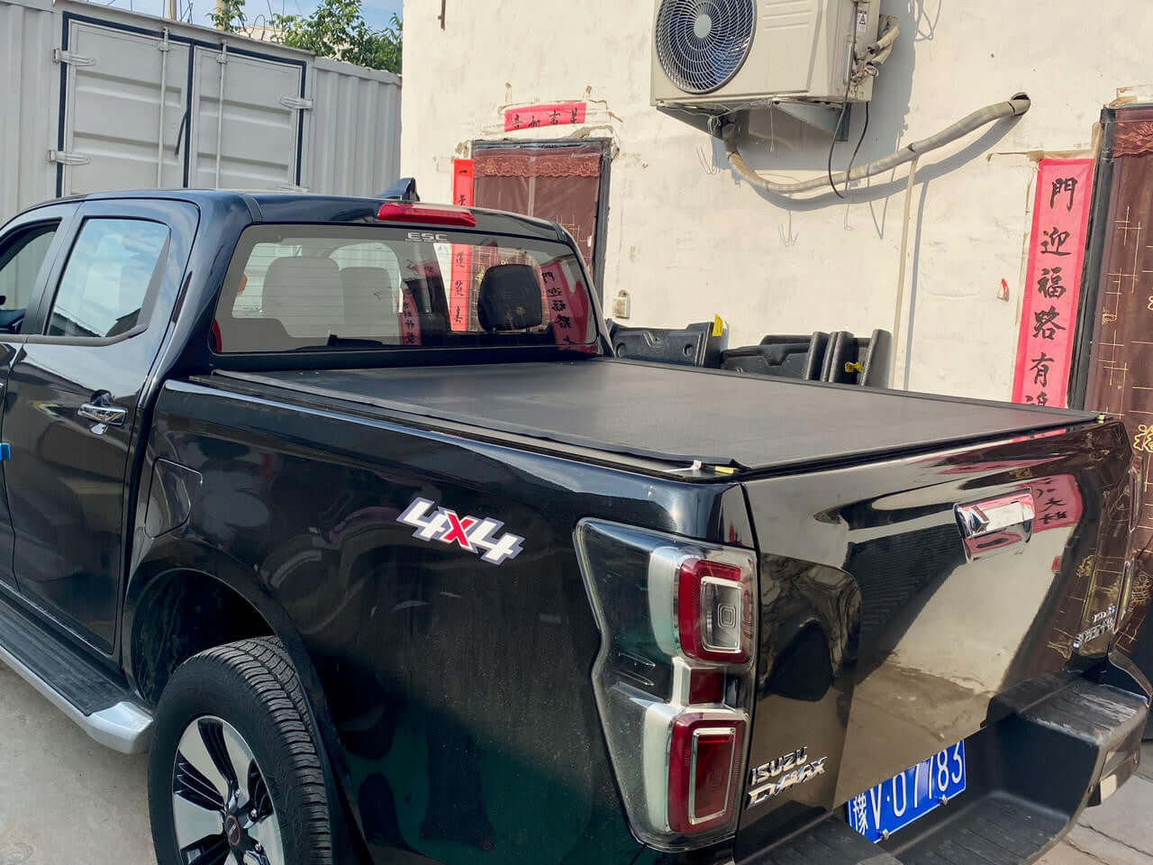 HR REVOLVER on Isuzu D-Max 2020-2026 — fully retracted showing complete access