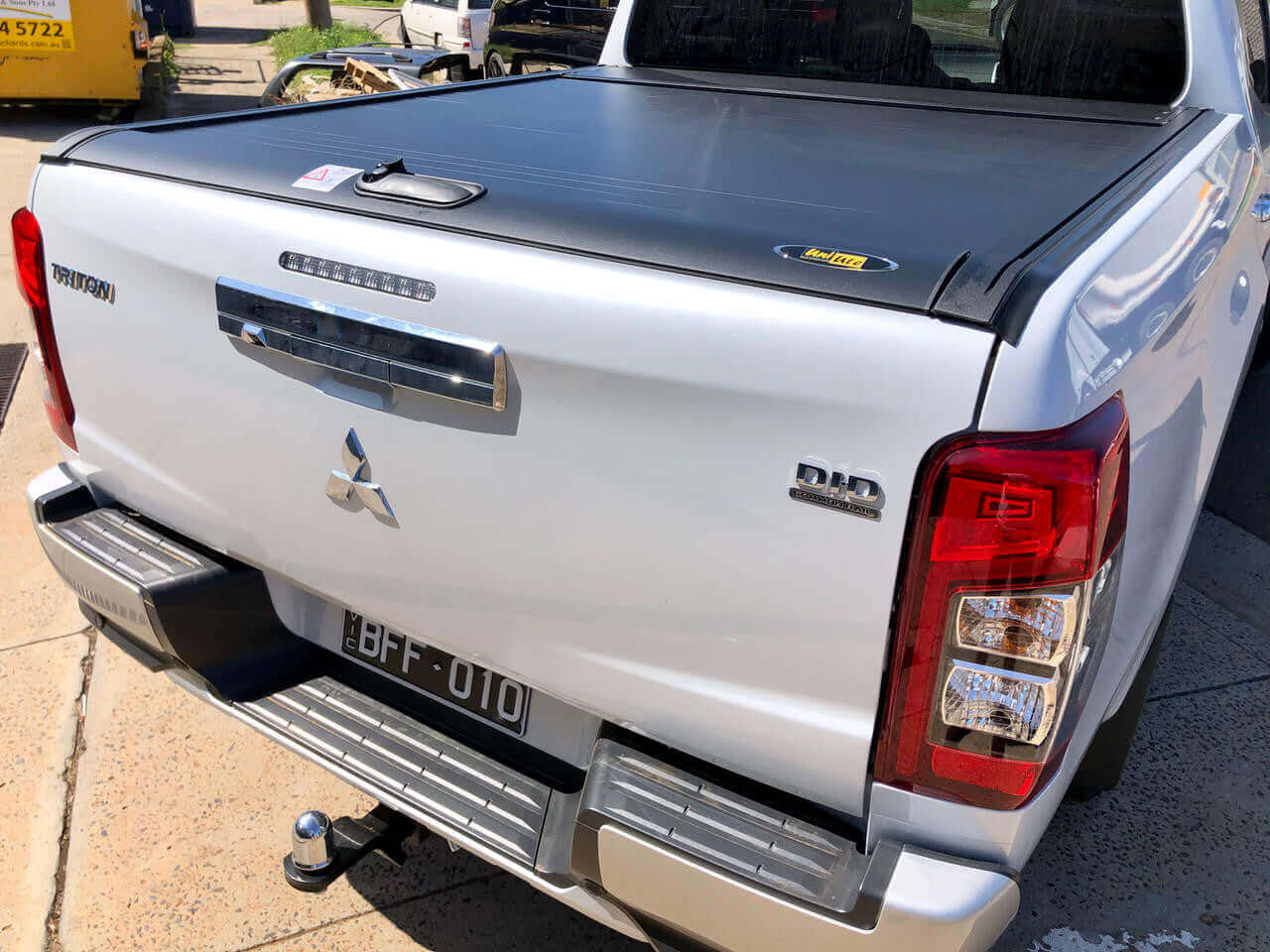 Mitsubishi Triton MQ & MR 2015-2024 with UniUte Gen2 Manual Roller Shutter installed, showcasing triton roller shutter.