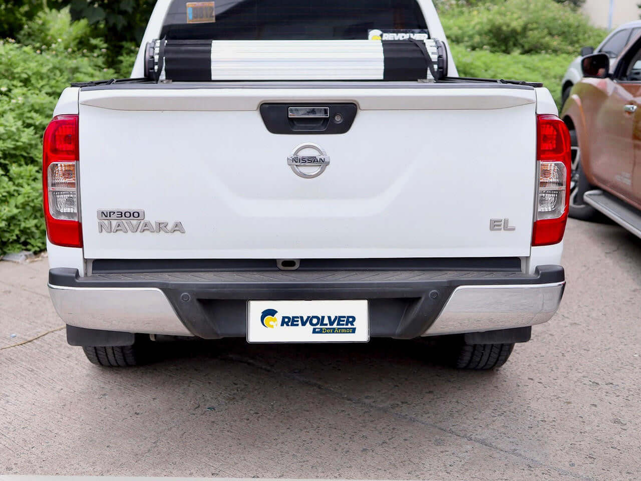 Nissan Navara REVOLVER cover — six-point locking system close-up