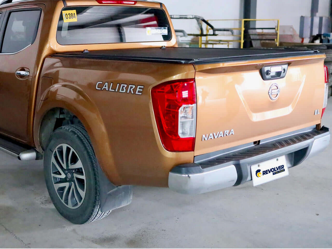 UniUte REVOLVER for Nissan Navara NP300 — rear view with cover closed