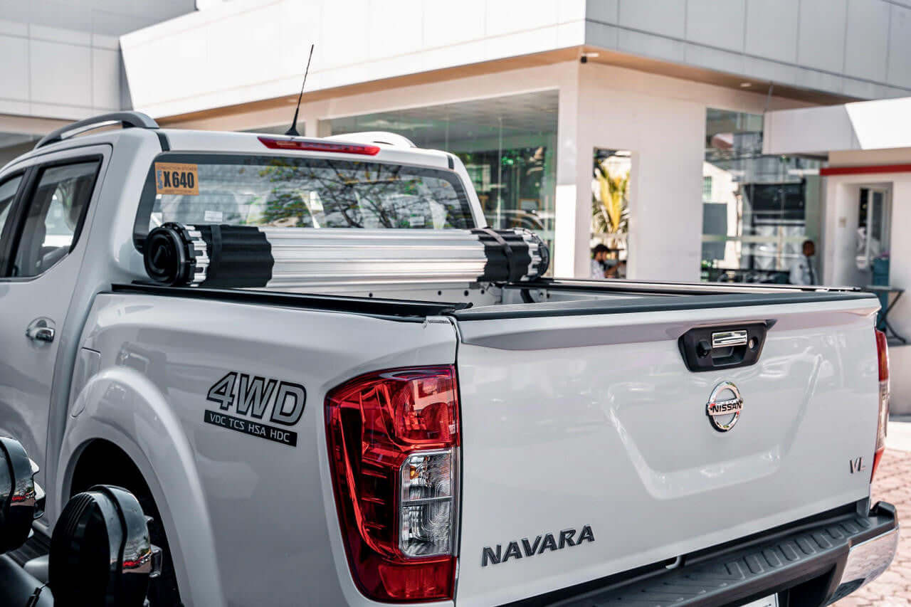 HR REVOLVER on Nissan Navara — lockable aluminium slat construction close-up