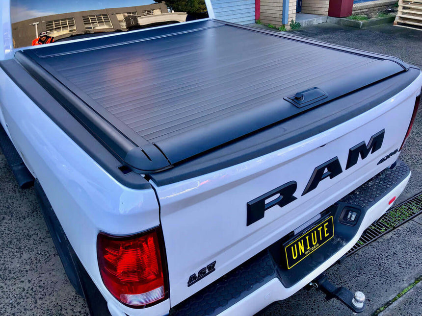 RAM 1500 roller shutter on DS/DT model, 2009-2025, featuring Gen2 manual cover for 5'7" bed, enhancing security and utility.