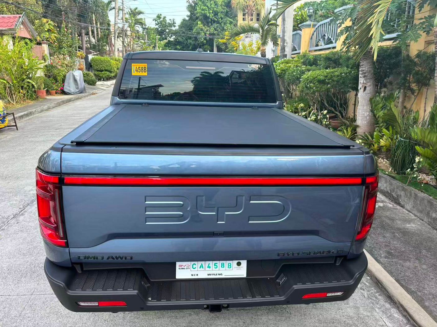BYD Shark 6 equipped with HR REVOLVER Hard Rolling Cover, showcasing a secure and stylish byd shark 6 tray cover.
