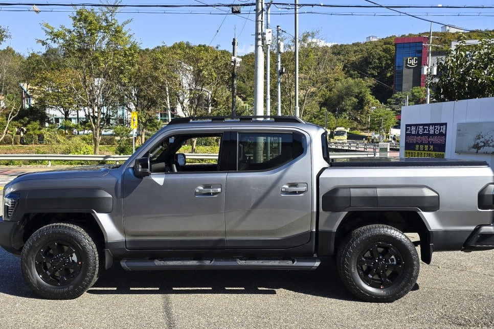 KIA Tasman side steps 2025+ with black side bars for enhanced style and safety on a silver pickup truck