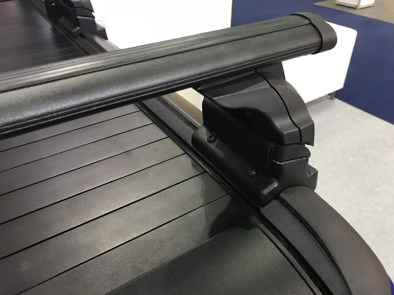 Close-up of black roller shutter roof racks cross bars on UniUte Gen1 roller shutter, highlighting stylish design and durability.