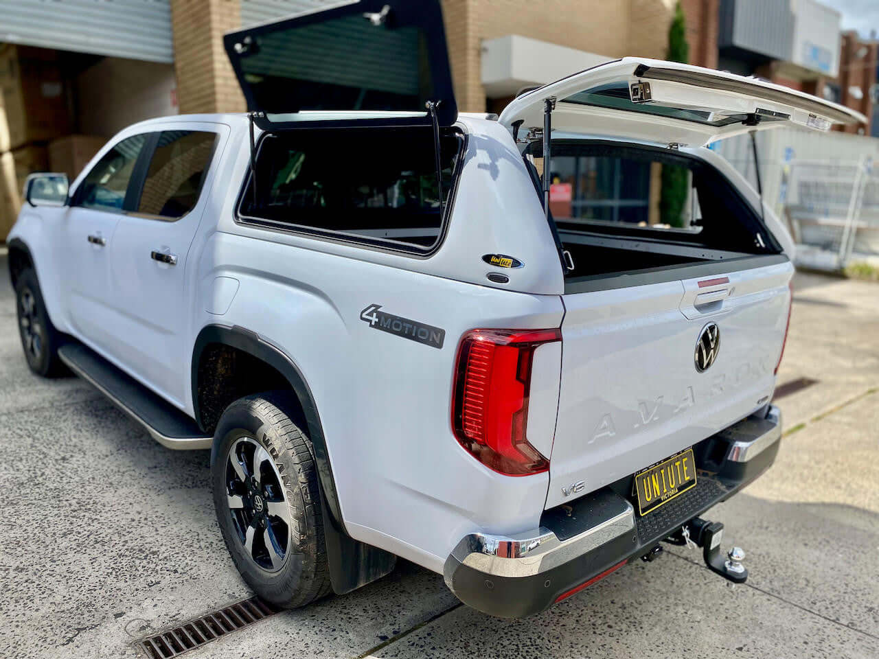Amarok canopy on 2023 Volkswagen Amarok with FORCE PRO by UniUte, showcasing outdoor design and functionality.