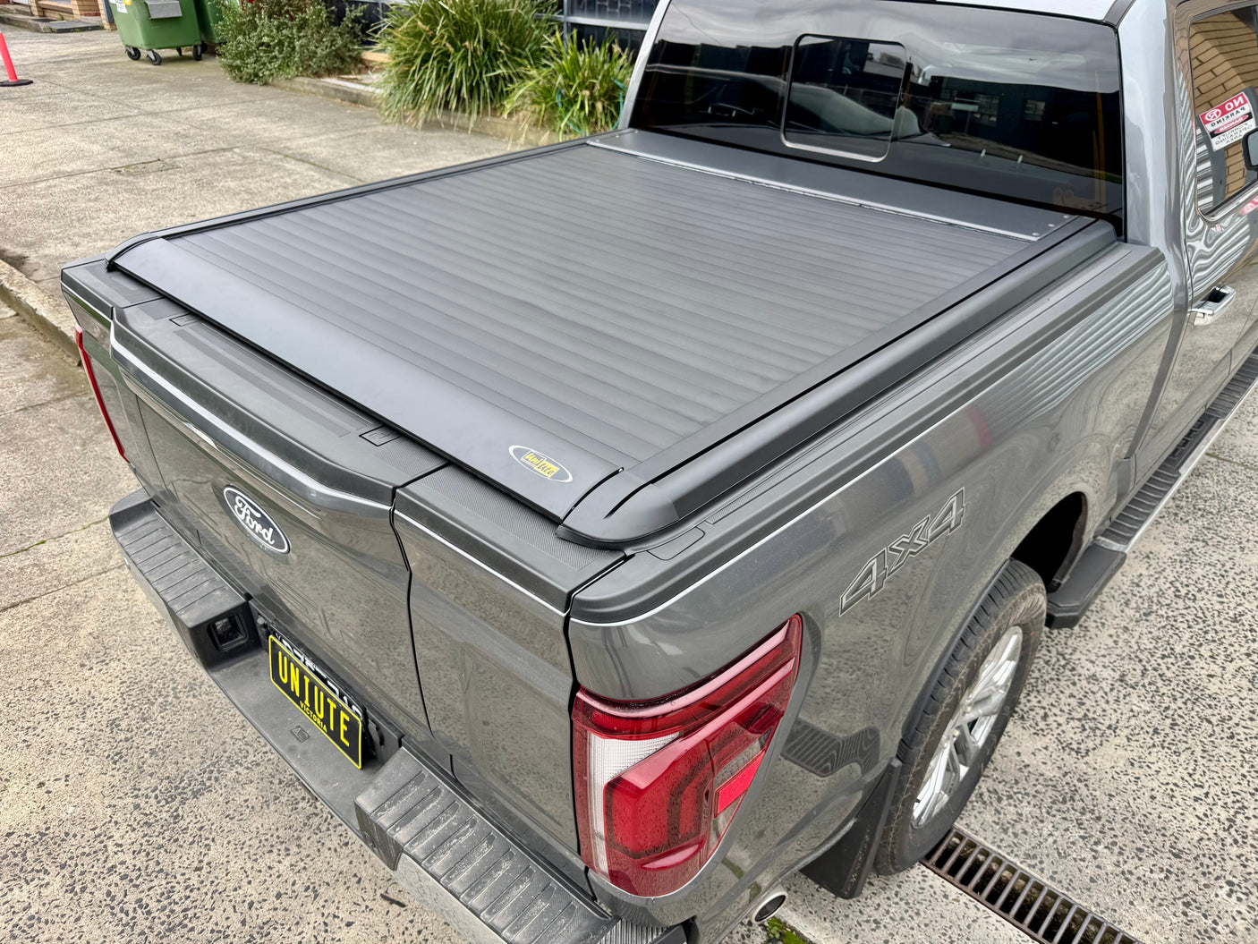 Electric roller shutter for Ford F-150 2015–2026 5'5" bed — installed closed over the tub | UniUte