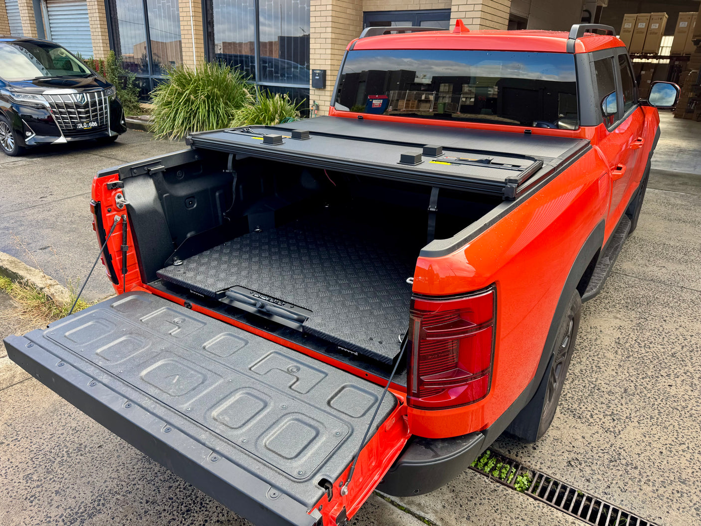 UniUte tri-fold hard lid for BYD Shark 6 2025+ — all panels folded for full tub access