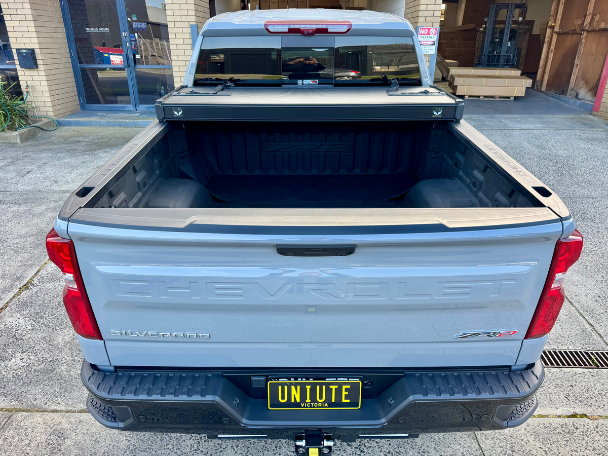 Silverado 1500 tri-fold hard lid — close-up of panel hinge and latch