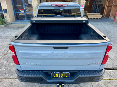 Silverado 1500 tri-fold hard lid — close-up of panel hinge and latch