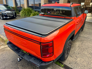 Tri-fold hard lid for BYD Shark 6 2025+ — installed closed showing flush aluminium panels | UniUte