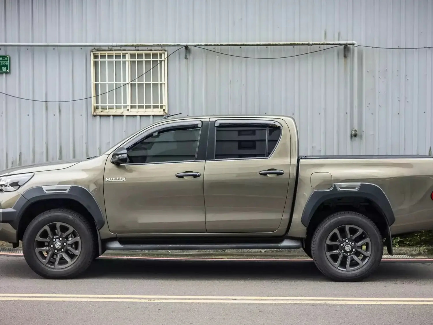 HR REVOLVER Hard Rolling Cover for Toyota Hilux SR5 2015-2025 - UniUte