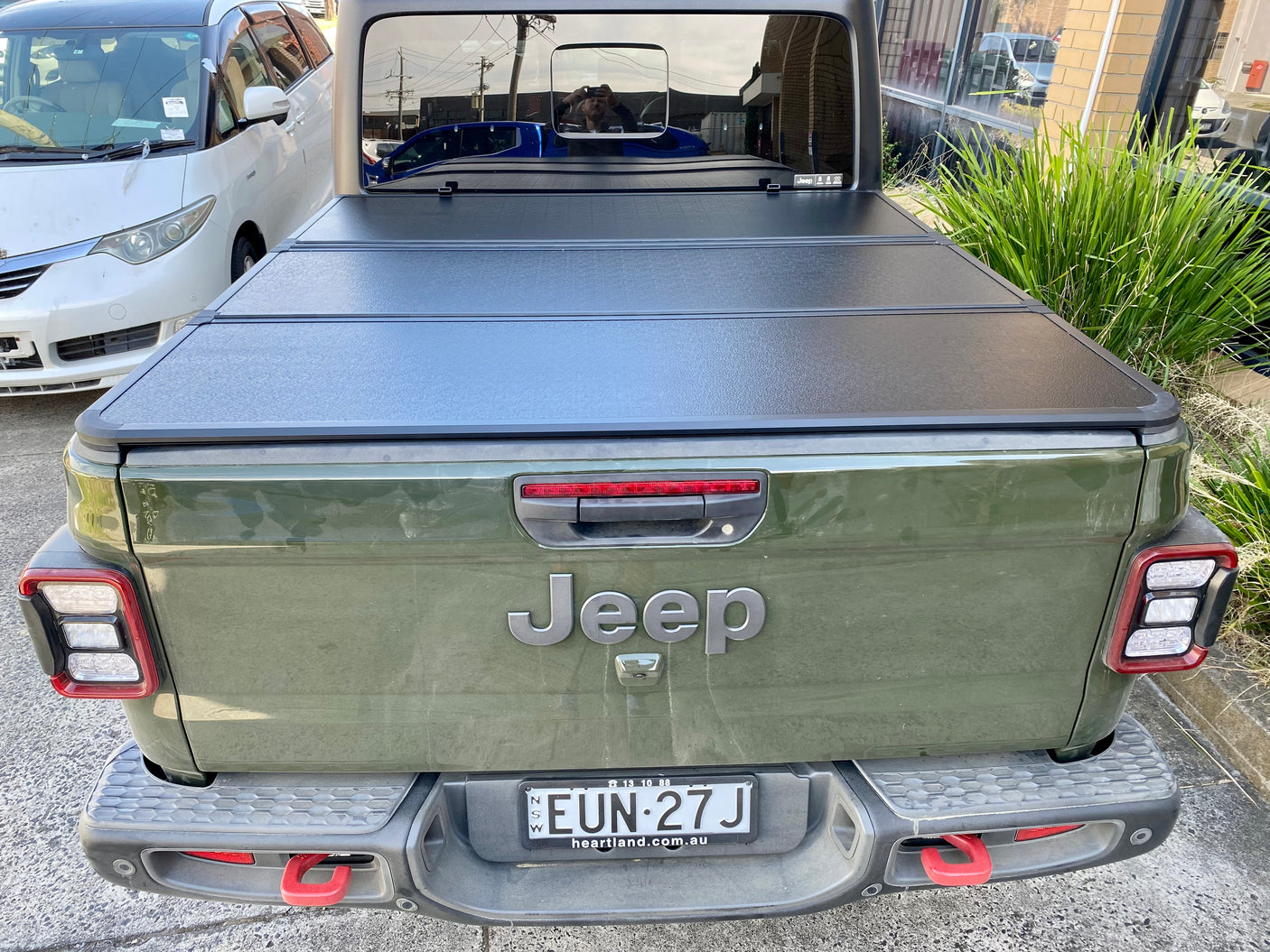 Tri-Fold Hard Lid Tonneau Cover for Jeep Gladiator 2020+ - UniUte