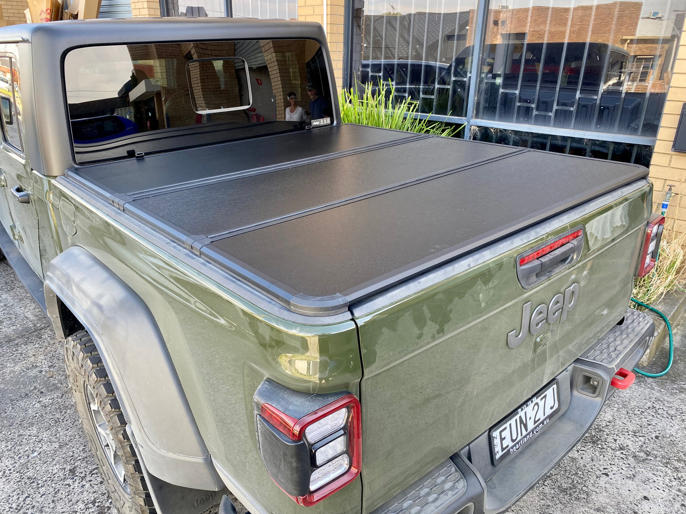 Tri-Fold Hard Lid Tonneau Cover for Jeep Gladiator 2020+ - UniUte