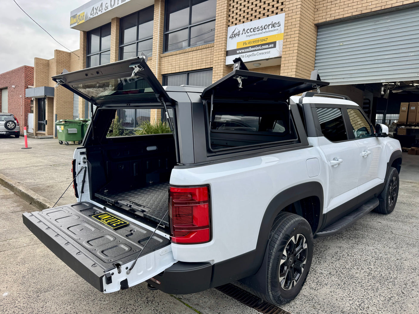 BYD Shark 6 2025+ steel canopy — weather seal running along the tub rail