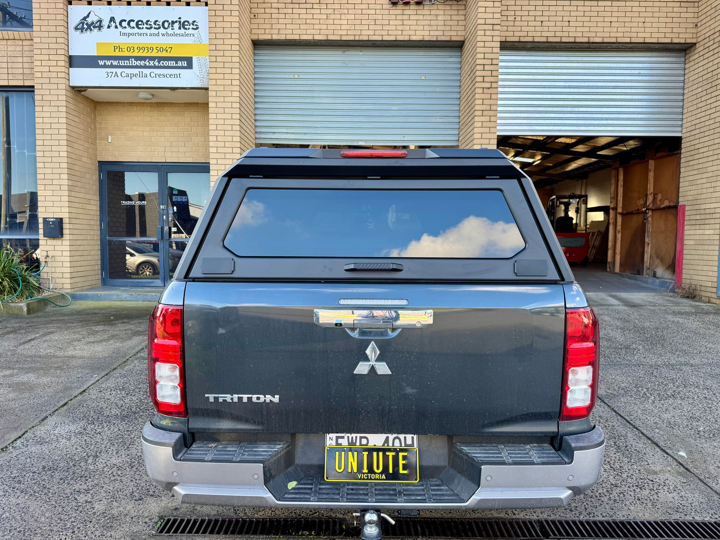 Mitsubishi Triton MV canopy — roof rail and central brake light detail
