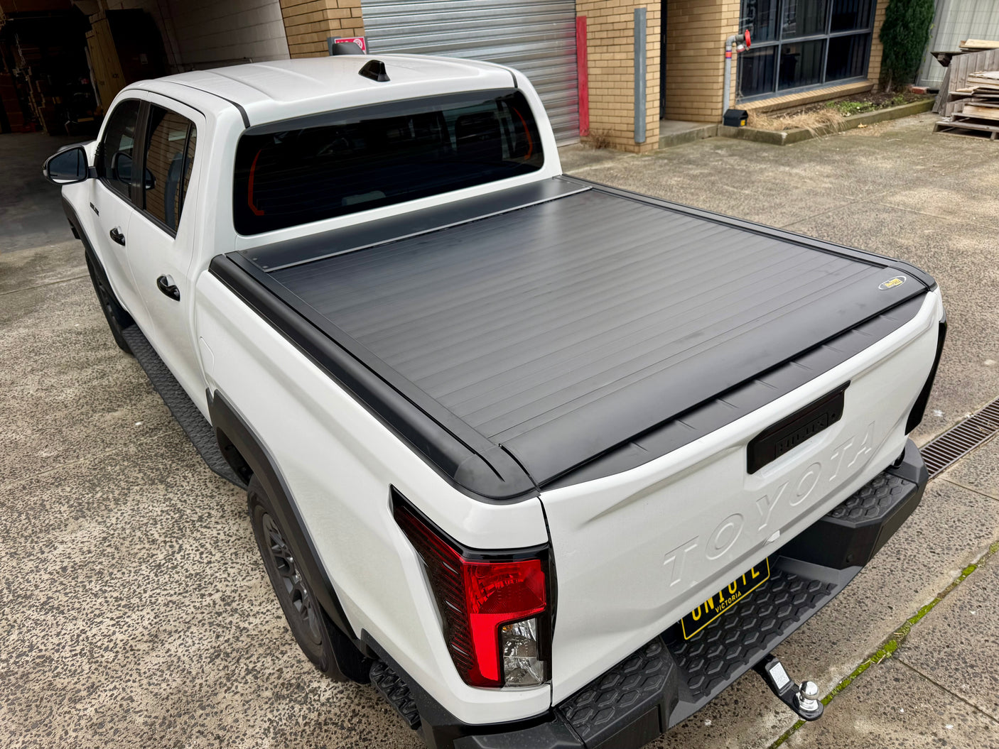 Hilux N80 N90 electric roller shutter — close-up of the double-walled aluminium slat profile