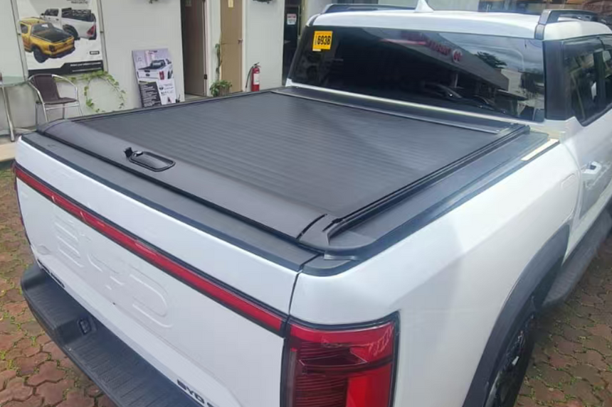 BYD Shark 6 Roller Cover 2025+ installed on a pickup truck, showcasing the manual roller shutter design and durability.