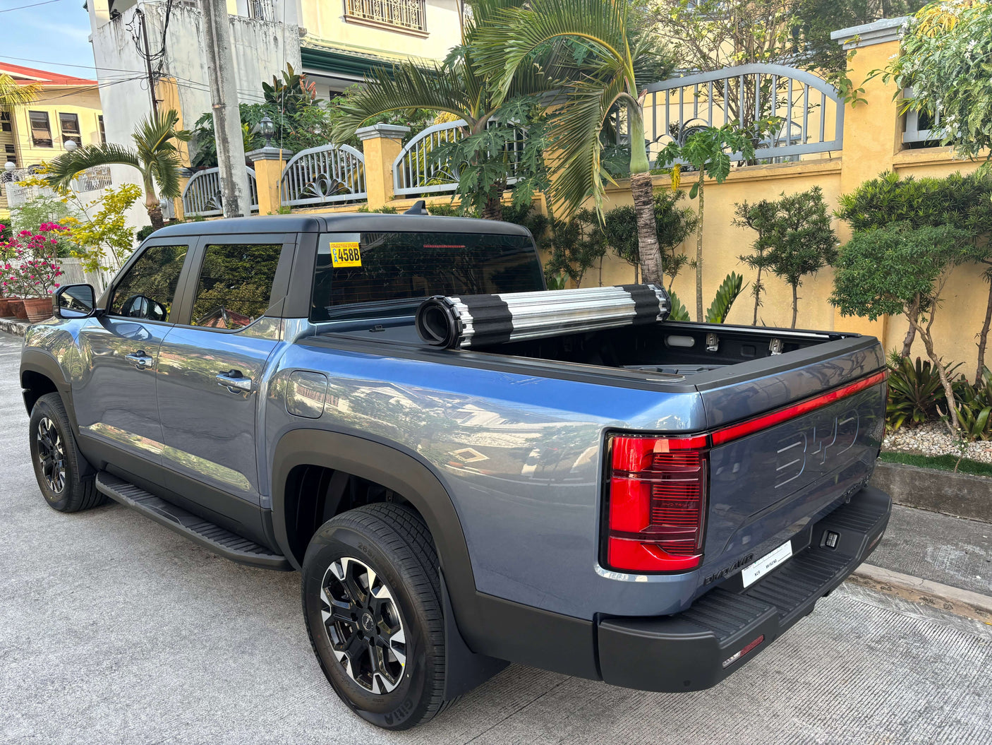BYD Shark 6 Tray Cover with HR REVOLVER Hard Rolling Cover installed on blue pickup truck.