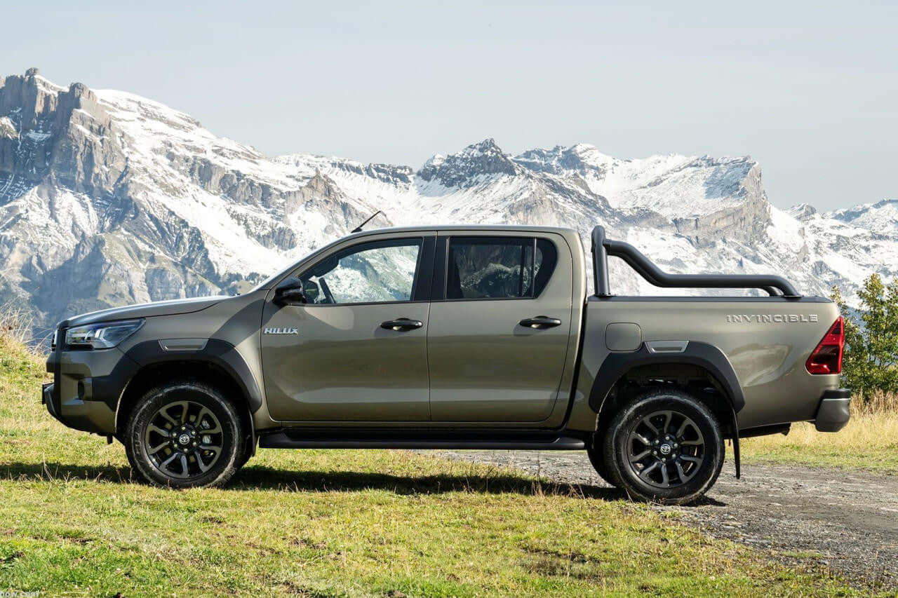 Truck with extended sports bar for Gen2/EGen2 roller shutters in scenic mountain landscape.